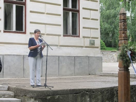 Dimény János - a Baróti Szabó Dávid Középiskola Igazgatója - nyitja meg a beszédek sorát